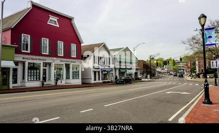 WESTPORT, Connecticut, Stati Uniti - 25 APRILE 2025: Vista su Post Road vicino a Main St. Nella soleggiata giornata primaverile Foto Stock