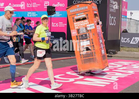 Londra, Regno Unito. 27 aprile 2025. I maratoneti TCS passano la linea di partenza per competere su un percorso di 26 km attraverso le strade di Londra. Xiu Bao/Alamy Live News. Foto Stock