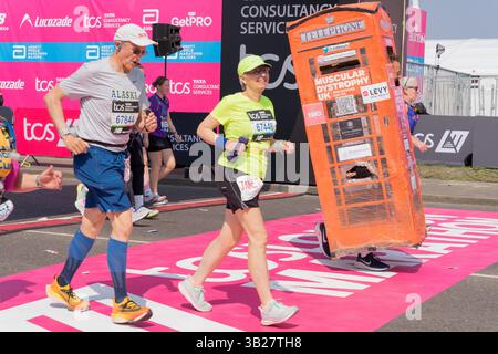 Londra, Regno Unito. 27 aprile 2025. I maratoneti TCS passano la linea di partenza per competere su un percorso di 26 km attraverso le strade di Londra. Xiu Bao/Alamy Live News. Foto Stock