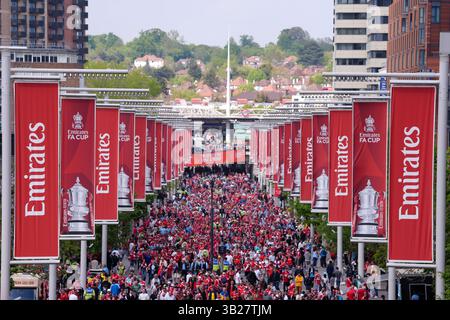 Tifosi a Wembley prima della semifinale della Emirates fa Cup allo stadio di Wembley, Londra. Data foto: Domenica 27 aprile 2025. Foto Stock