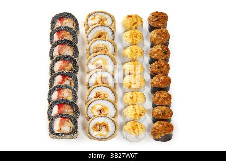 Quattro diversi tipi di sushi panini cotti sono disposti in file su sfondo bianco, creando un'appetitosa e visivamente accattivante esposizione Foto Stock