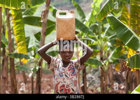 22 settembre 2009 - Muyenga, Burundi - in Burundi, molte nuove scuole e case sono attualmente in costruzione dopo la pace. Mezzo milione di persone del Burundi fuggirono durante la guerra (2003-2006) in Tanzania, ma quasi tutti tornarono trovando il loro paese a pezzi. Gli edifici sono realizzati con mattoni di fango di produzione locale, bruciati in semplici forni di legno. (Immagine di credito: © Ton Koene/ZUMA Press) Foto Stock