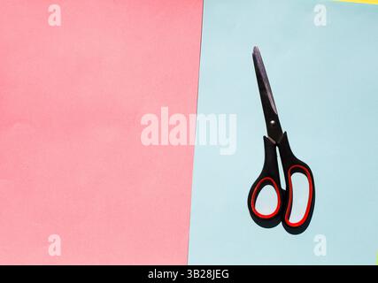 Carta chiara minimalista astratta su sfondo sgualcito in diversi disegni e foto Foto Stock