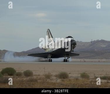 12 settembre 2009 - Lancaster, Florida, Stati Uniti - flussi di fumo dal carrello di atterraggio principale mentre lo Space Shuttle Discovery tocca la pista 22L alla base dell'aeronautica militare Edwards per concludere la missione STS-128 di 14 giorni verso la stazione spaziale Internazionale. (Immagine di credito: © Jim Ross/NASA/ZUMA Press) Foto Stock