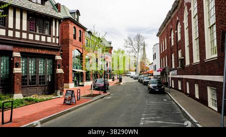 WESTPORT, Connecticut, USA - 25 APRILE 2025: Edifici in mattoni sulla Church Ln nella soleggiata giornata primaverile Foto Stock