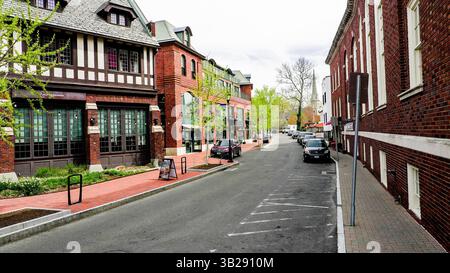 WESTPORT, Connecticut, USA - 25 APRILE 2025: Edifici in mattoni sulla Church Ln nella soleggiata giornata primaverile Foto Stock
