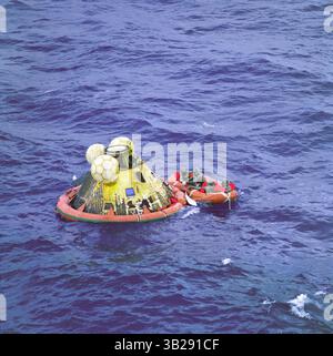 24 luglio 1969 - Oceano Pacifico - l'equipaggio dell'Apollo 11 attende il prelievo in elicottero dalla USS Hornet, prima nave di recupero per la storica missione di atterraggio lunare. Il quarto uomo nella zattera di salvataggio è un nuotatore della squadra di demolizione subacquea della Marina degli Stati Uniti. Tutti e quattro gli uomini indossano indumenti di isolamento biologico. L'Apollo 11 Command Module Columbia con gli astronauti Neil Armstrong, Michael Collins e Buzz Aldrin a bordo precipitò alle 11:49 del mattino CDT, 24 luglio 1969, a circa 812 miglia nautiche a sud-ovest delle Hawaii e a sole 12 miglia nautiche dalla USS Hornet. (Immagine di credito: © NASA/ZUMA Press) Foto Stock