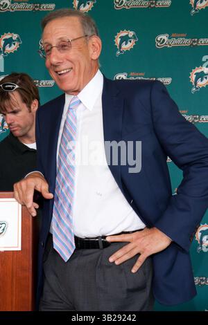 14 agosto 2009 - DAVIE, Florida, Stati Uniti - la NFL e il meglio del tennis femminile si sono Uniti martedì quando i Williamses hanno visitato il complesso dei Dolphins come le ultime celebrità per acquistare una piccola quota della franchigia. Il loro accordo con il proprietario Stephen Ross, riportato la scorsa settimana, e' stato confermato ad una conferenza stampa che si affaccia sul campo. Venus e Serena Williams videro DAVIE, Florida, durante il Nova University Dolphin Training Camp. Qui il proprietario STEPHEN ROSS li presenta. (Immagine di credito: © Michele Sandberg/ZUMA Press) Foto Stock