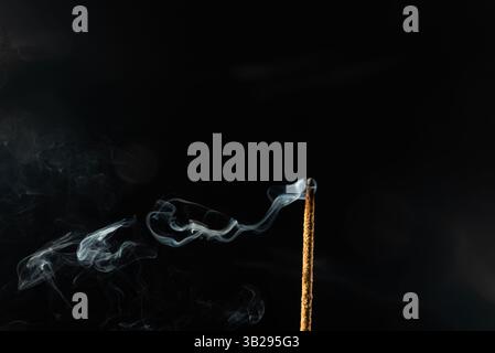 Primo piano di pennarelli di incenso da fumo su uno sfondo scuro. Ripresa in studio. Foto Stock