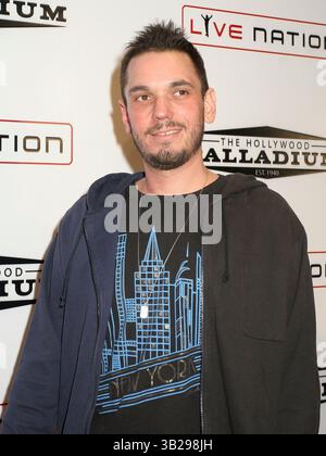 ADAM 'DJ AM' GOLDSTEIN (30 marzo 1973 - 28 agosto 2009), 36, musicista e disc jockey americano. DJ AM è stato trovato morto nel suo appartamento SoHo a New York venerdì. Un amico lo trovò sdraiato a faccia in giù sul suo letto con paraphernalia della droga, tra cui una pipa per fumare droghe e bottiglie da prescrizione. Goldstein era un ex membro della rock band Crazy Town. Il 19 settembre 2008, Goldstein fu gravemente ferito quando un Learjet su cui stava viaggiando si schiantò al decollo e soffrì di "senso di colpa dei sopravvissuti" dopo l'incidente. NELLA FOTO - 15 ottobre 2008 - Los Angeles, California, Stati Uniti - DJ AM all'Hollywood Pal Foto Stock