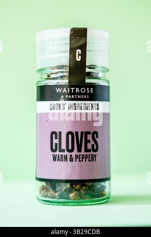 Londra Regno Unito, aprile 27 2025, Jar Waitrose Warm e Peppery Cloves Foto Stock