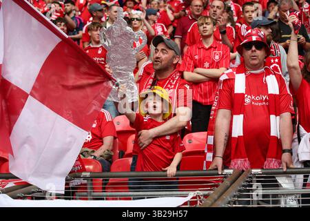 LONDRA, Regno Unito - 27 aprile 2025: Tifosi del Nottingham Forest davanti alla semifinale della Emirates fa Cup tra il Nottingham Forest FC e il Manchester City FC al Wembley Stadium (credito: Craig Mercer/ Alamy Live News) Foto Stock
