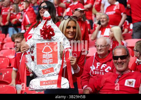LONDRA, Regno Unito - 27 aprile 2025: Tifosi del Nottingham Forest davanti alla semifinale della Emirates fa Cup tra il Nottingham Forest FC e il Manchester City FC al Wembley Stadium (credito: Craig Mercer/ Alamy Live News) Foto Stock