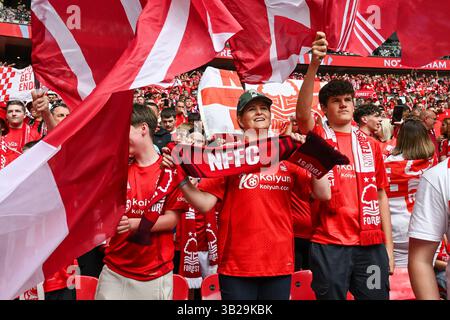 Londra, Regno Unito. 27 aprile 2025. Tifosi del Nottingham Forest in vista della partita semifinale di fa Cup tra Nottingham Forest e Manchester City allo stadio di Wembley, Londra. Il credito per immagini dovrebbe essere: Craig Thomas/Sportimage Credit: Sportimage Ltd/Alamy Live News Foto Stock