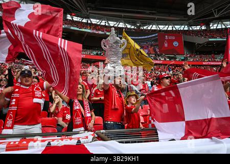 Londra, Regno Unito. 27 aprile 2025. Tifosi del Nottingham Forest in vista della partita semifinale di fa Cup tra Nottingham Forest e Manchester City allo stadio di Wembley, Londra. Il credito per immagini dovrebbe essere: Craig Thomas/Sportimage Credit: Sportimage Ltd/Alamy Live News Foto Stock