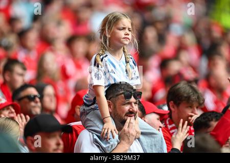 Londra, Regno Unito. 27 aprile 2025. Tifosi del Nottingham Forest in vista della partita semifinale di fa Cup tra Nottingham Forest e Manchester City allo stadio di Wembley, Londra. Il credito per immagini dovrebbe essere: Craig Thomas/Sportimage Credit: Sportimage Ltd/Alamy Live News Foto Stock