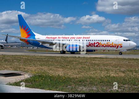 Avión de Línea Boeing 737 de la aerolínea Jet2 carreteando para despegar en el aeropuerto de Málaga Costa del Sol con matrícula G-GDFJ. Foto Stock
