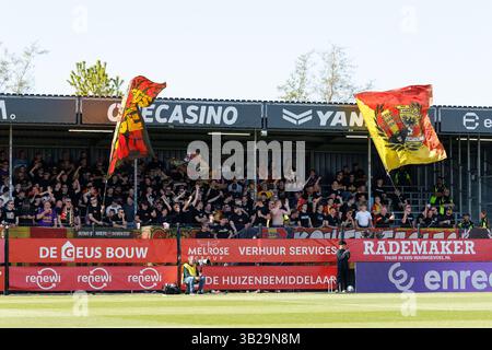 Almere, Paesi Bassi. 27 aprile 2025. ALMERE, 27-04-2025, Yanmar Stadium, stagione 2024/2025, calcio olandese Eredivisie. Vai avanti tifosi degli Eagles prima della partita Almere City - vai avanti Eagles Credit: Pro Shots/Alamy Live News Foto Stock