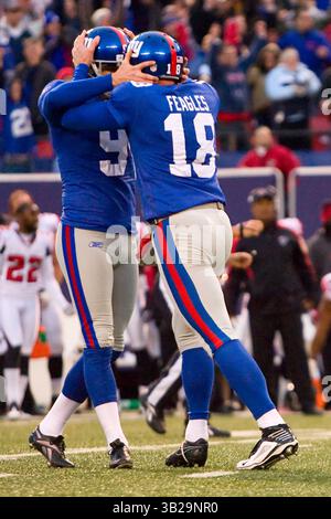 22 novembre 2009: Il kicker dei New York Giants Lawrence Tynes (9) celebra il Field goal vincente con il punter dei New York Giants Jeff Feagles (18) durante la partita tra gli Atlanta Falcons e i New York Giants al Giants Stadium di East Rutherford, New Jersey. I Giants hanno battuto i Falcons ai tempi supplementari, 34-31.(Credit Image: © Chris Szagola/Cal Sport Media/ZUMApress.com) Foto Stock