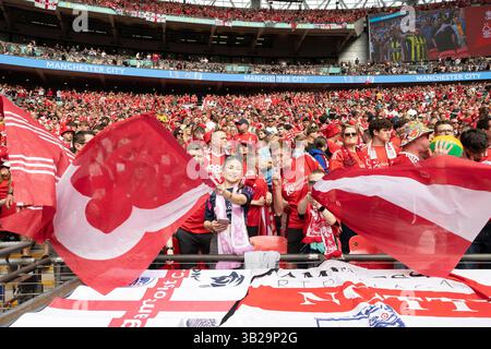 Wembley Stadium, Londra, Regno Unito il 27 aprile 2025. Londra, Regno Unito. 27 aprile 2025. Tifosi del Nottingham Forest prima della partita semifinale di fa Cup tra Nottingham Forest FC e Manchester City FC Emirates al Wembley Stadium, Londra, Regno Unito il 27 aprile 2025 Credit: Ian Stephen/Every Second Media Credit: Every Second Media/Alamy Live News Foto Stock