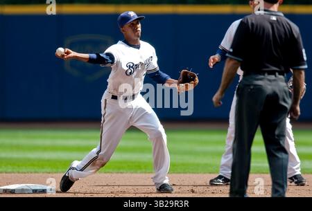 9 settembre 2009 - Milwaukee, WISCONSIN. Miller Park..Milwaukee Brewers Alcides Escobar #21 gira il doppio gioco in seconda base..Milwaukee Brewers ha perso contro i St Louis Cardinals 1-5, i Cardinals hanno spazzato i Brewers in una serie di 3 partite al Miller Park..Mike McGinnis / CSM (immagine di credito: © Mike McGinnis/Cal Sport Media/ZUMA Press) Foto Stock