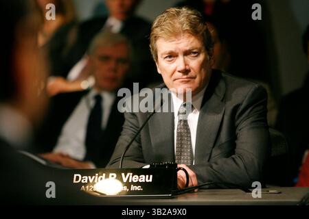 16 novembre 2009 - Washington, District of Columbia, USA - CEO di A123 Systems, Inc. DAVID VIEAU si riunì con altri leader aziendali per formare la Coalizione di elettrificazione. La Coalizione è stata costituita per promuovere le politiche e le azioni che faciliteranno lo spiegamento di veicoli elettrici su scala di massa. (Immagine di credito: © James Berglie/ZUMA Press) Foto Stock