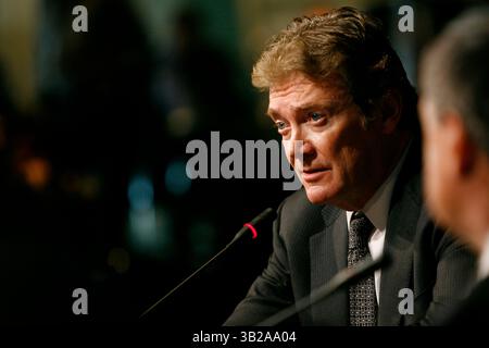 16 novembre 2009 - Washington, District of Columbia, USA - CEO di A123 Systems, Inc. DAVID VIEAU si riunì con altri leader aziendali per formare la Coalizione di elettrificazione. La Coalizione è stata costituita per promuovere le politiche e le azioni che faciliteranno lo spiegamento di veicoli elettrici su scala di massa. (Immagine di credito: © James Berglie/ZUMA Press) Foto Stock