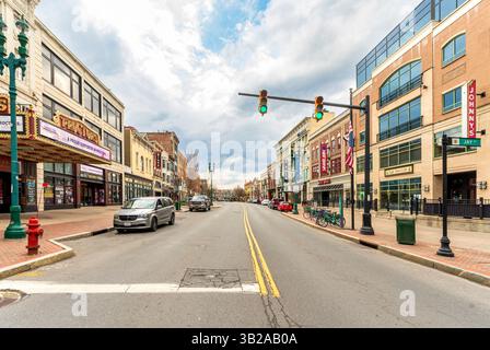 Schenectady, New York - US - 19 aprile 2025, affacciato su State Street a Schenectady, New York, con lo storico Proctors Theatre, vivaci vetrine e un mix Foto Stock