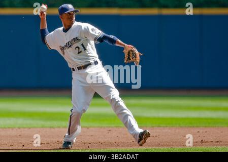 9 settembre 2009 - Milwaukee, WISCONSIN. Miller Park..Milwaukee Brewers Elcides Escobar #21 fa il lancio alla prima base per gli Out..Milwaukee Brewers ha perso contro i St Louis Cardinals 1-5, i Cardinals hanno spazzato i Brewers in una serie di 3 giochi al Miller Park..Mike McGinnis / CSM (Credit Image: © Mike McGinnis/Cal Sport Media/ZUMA Press) Foto Stock