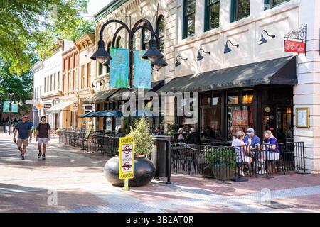 Charlottesville, Virginia - 23 aprile 2025: Vista del centro commerciale Downtown di Charlottesville, Virginia, in una giornata di sole con gente e architettura storica i Foto Stock