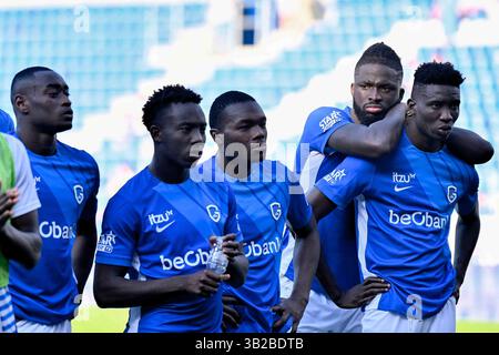 Genk, Belgio. 27 aprile 2025. Tolu Toluwalase Arokodare di Genk e Ibrahima Bangoura di Genk si sono rifiutati dopo aver perso una partita di calcio tra il KRC Genk e il Royal Anversa FC, domenica 27 aprile 2025 a Genk, il giorno 6 (su 10) dei play-off dei campioni della prima divisione del campionato belga 'Jupiler Pro League' del 2024-2025. BELGA FOTO JOHAN EYCKENS credito: Belga News Agency/Alamy Live News Foto Stock