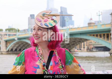 Londra, Regno Unito, 27 aprile 2025. La World Hat Walk di Londra, che si svolgeva in 58 città in 6 continenti. Alcuni interessanti copricapo erano in mostra mentre i partecipanti camminavano lungo il Tamigi in una vetrina di cappelli da tutto il mondo. Credito : Monica Wells/Alamy Live News Foto Stock