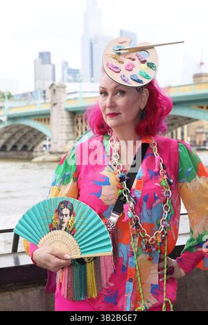 Londra, Regno Unito, 27 aprile 2025. La World Hat Walk di Londra, che si svolgeva in 58 città in 6 continenti. Alcuni interessanti copricapo erano in mostra mentre i partecipanti camminavano lungo il Tamigi in una vetrina di cappelli da tutto il mondo. Credito : Monica Wells/Alamy Live News Foto Stock