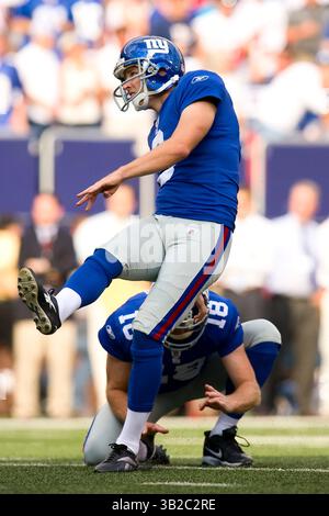 13 settembre 2009: Il kicker dei New York Giants Lawrence Tynes (9) calciò un extra point aiutato dal punter dei New York Giants Jeff Feagles (18) dopo la gara NFL tra i Washington Redskins e i New York Giants al Giant Stadium di East Rutherford, New Jersey. I Giants batterono i Redskins, 23-17.(Credit Image: © Chris Szagola/Cal Sport Media/ZUMA Press) Foto Stock