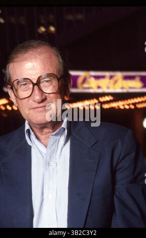 08 aprile 1991 - Los Angeles, California, USA - LARRY GELBART (25 febbraio 1928-11 settembre 2009) lo scrittore comico americano morto l'11 settembre 81, ha sviluppato la serie televisiva "MASH" e ha co-scritto la lunga farsa di Broadway e West End "A Funny Thing Happened on the Way to the Forum", nonché la sceneggiatura nominata all'Oscar per il film "Tootsie" (1982). NELLA FOTO - 8 aprile 1991 - LARRY GELBART di fronte allo Schubert Theatre per la sua produzione "City of Angels". (Immagine di credito: © Jean ferro/ZUMA Press) Foto Stock