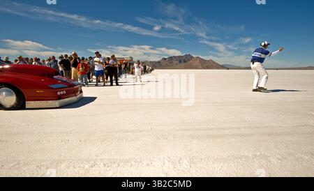 17 settembre 2009 - Wendover, Utah, USA - Un funzionario della Utah Salt Flat Racing Association segnala al pilota all'interno della vettura a sinistra che "il percorso è tuo" presso il famoso Bonneville Salt Flats il primo giorno di gara dopo che le prove del World of Speed Time sono state ritardate di 24 ore a causa delle piogge all'inizio della settimana. Bonneville, con la sua ampia e piatta distesa di sale duro, è stata sede di numerosi tentativi di record mondiali di velocità terrestre. (Immagine di credito: © Brian Cahn/ZUMApress.com) Foto Stock