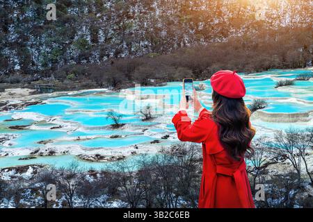 Turista in piedi nel parco nazionale di Huanglong in inverno, Sichuan in Cina. Foto Stock