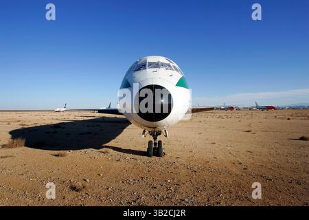 21 novembre 2009 - Mojave, California, Stati Uniti - un aereo Alitalia Airlines McDonnell Douglas MD-82 è immagazzinato presso l'aeroporto Mojave di Mojave. Con meno viaggi aerei a causa della recente recessione, molti aerei inutilizzati vengono immagazzinati o raschiati nel deserto della California. (Immagine di credito: © KC Alfred/ZUMA Press) Foto Stock