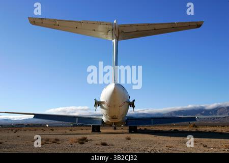21 novembre 2009 - Mojave, California, Stati Uniti - un aereo Alitalia Airlines McDonnell Douglas MD-82 è immagazzinato presso l'aeroporto Mojave di Mojave. Con meno viaggi aerei a causa della recente recessione, molti aerei inutilizzati vengono immagazzinati o raschiati nel deserto della California. (Immagine di credito: © KC Alfred/ZUMA Press) Foto Stock