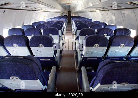 21 novembre 2009 - Mojave, California, Stati Uniti - Un aereo Boeing 737 è vuoto in quanto è immagazzinato presso l'aeroporto Mojave di Mojave. Con meno viaggi aerei a causa della recente recessione, molti aerei inutilizzati vengono immagazzinati o raschiati nel deserto della California. (Immagine di credito: © KC Alfred/ZUMA Press) Foto Stock