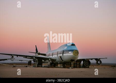 21 novembre 2009 - Mojave, California, Stati Uniti - Un aereo Boeing 747 in pensione si trova su isolati presso l'aeroporto Mojave di Mojave. Con meno viaggi aerei a causa della recente recessione, molti aerei inutilizzati vengono immagazzinati o raschiati nel deserto della California. (Immagine di credito: © KC Alfred/ZUMA Press) Foto Stock