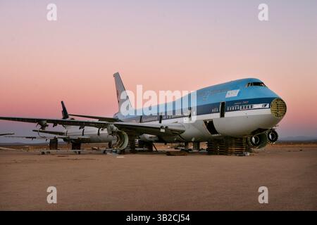 21 novembre 2009 - Mojave, California, Stati Uniti - Un aereo Boeing 747 in pensione si trova su isolati presso l'aeroporto Mojave di Mojave. Con meno viaggi aerei a causa della recente recessione, molti aerei inutilizzati vengono immagazzinati o raschiati nel deserto della California. (Immagine di credito: © KC Alfred/ZUMA Press) Foto Stock