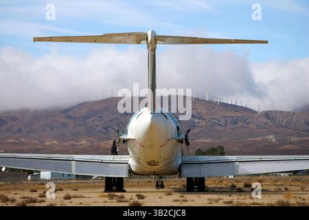 21 novembre 2009 - Mojave, California, Stati Uniti - un aereo Alitalia Airlines McDonnell Douglas MD-82 è immagazzinato presso l'aeroporto Mojave di Mojave. Con meno viaggi aerei a causa della recente recessione, molti aerei inutilizzati vengono immagazzinati o raschiati nel deserto della California. (Immagine di credito: © KC Alfred/ZUMA Press) Foto Stock