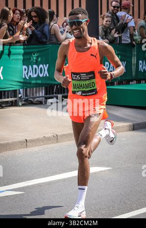 Londra, Regno Unito. 27 aprile 2025. Corridore britannico Mahamed Mahamed (Regno Unito). I corridori Elite Men arrivano a Mile 23 vicino al London Bridge nella Maratona di Londra del 2025. Crediti: Imageplotter/Alamy Live News Foto Stock