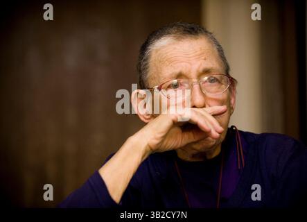 3 dicembre 2009 - Sacramento, CA, USA - Un anno fa, E.J. Khazzoom era un artista che viveva nella Bay area, lavorando per le strade di San Francisco. Un tragico incidente l'ha lasciata gravemente ferita. Dopo mesi di recupero, fallimento e preclusione, si è trasferita a Sacramento, dove vive in un centro per anziani ed è tornata a creare arte. 3 dicembre 2009 a Sacramento, California (immagine di credito: © Sacramento Bee/ZUMApress.com) Foto Stock