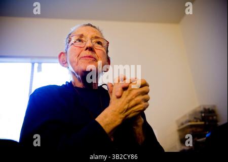 3 dicembre 2009 - Sacramento, CA, USA - Un anno fa, E.J. Khazzoom era un artista che viveva nella Bay area, lavorando per le strade di San Francisco. Un tragico incidente l'ha lasciata gravemente ferita. Dopo mesi di recupero, fallimento e preclusione, si trasferisce a Sacramento, dove vive in un centro per anziani ed è tornata a creare arte. 3 dicembre 2009 a Sacramento, California (immagine di credito: © Sacramento Bee/ZUMApress.com) Foto Stock