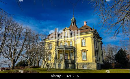 Splendida villa elegante Castello Rauenstein nelle giornate di sole, costruita nello stile neo-barocco. Uberlingen, Germania. Foto Stock