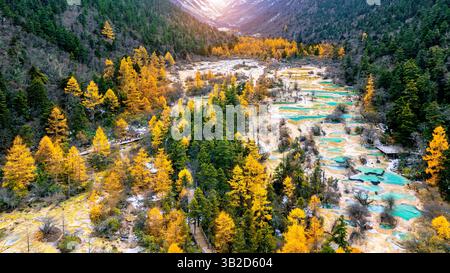 Riprese aeree del parco nazionale di Huanglong in autunno, in Cina. Foto Stock