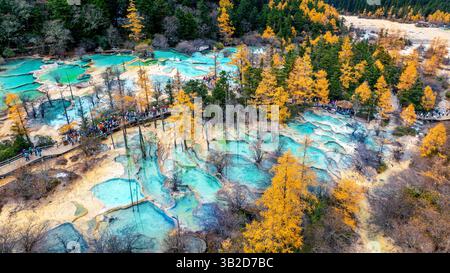 Riprese aeree del parco nazionale di Huanglong in autunno, in Cina. Foto Stock