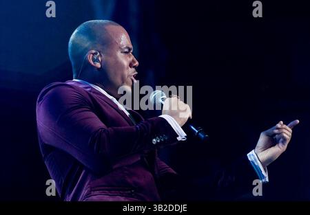 15 dicembre 2009 - Los Angeles, California, USA - ANTHONY "ROMEO" SANTOS compositore e cantante del gruppo musicale Bachata Aventura si esibisce dal vivo allo Staples Center. (Immagine di credito: © Leopoldo pena/Leopolda pena/ZUMA Press) Foto Stock